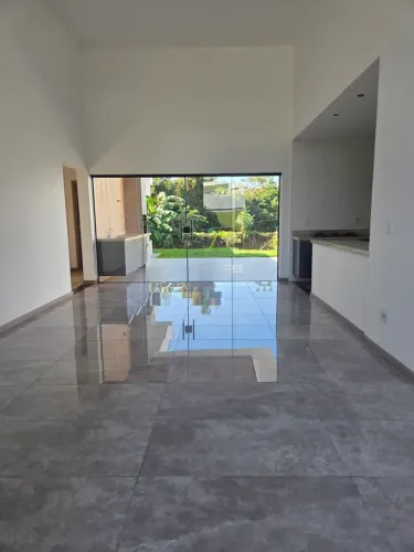 Vendo casa em condomínio fechado com 3 qts, no Alphaville Rio das Ostras preço de oportuni