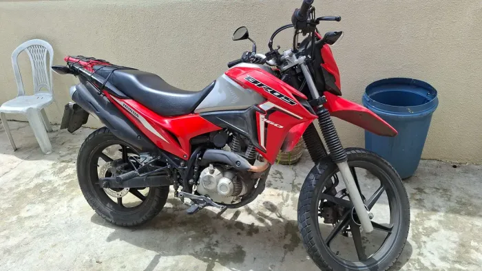 Vendo motocicleta bros 160 ano 22 modelo 23 , bem conservada , manutenção em dias .