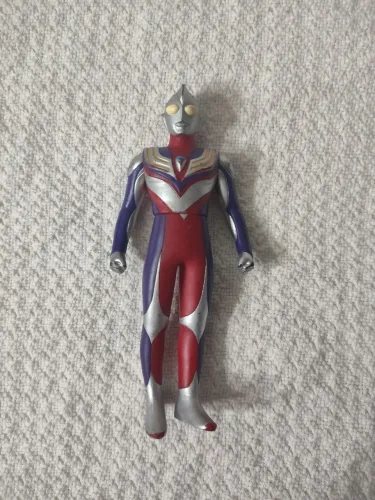 Miniatura Ultraman Tiga