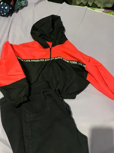 Calça Jens preta e blusa de frio rosa