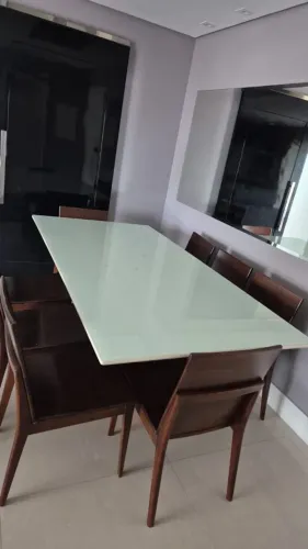 Mesa de jantar precisa trocar o vidro, com 8 cadeiras maciças