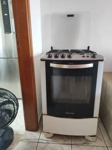 Fogão 4 bocas elétrico.