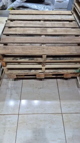 Pallets seminovos madeira eucalipto, medida a partir de 1.10mt por 1mt, entregamos. 