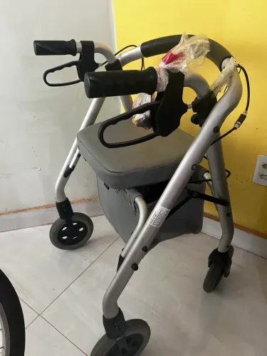 Andador com rodas