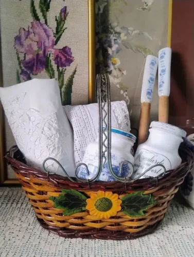 Antiga cesta decorada de vime