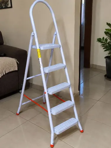 ESCADA DE ALUMÍNIO SEMI-NOVA MUITO PRÁTICA DOBRÁVEL