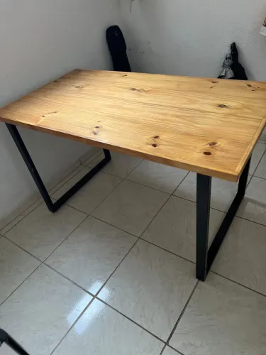 Mesa de jantar em madeira de pinus e estrutura de metal.