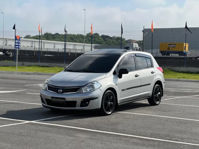 Nissan Tiida SL 1.8/1.8 Flex 16V Aut. 2011