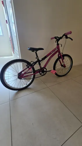 Bicicleta menina tamanho até 8 anos aro 20