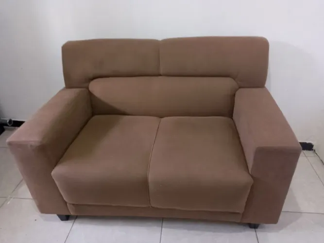 Sofá dois lugares por 350,00 reais
