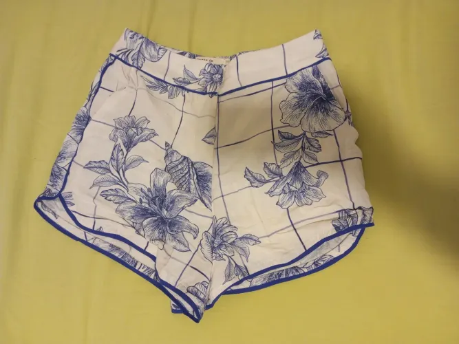 Short feminino de flores [USADO]