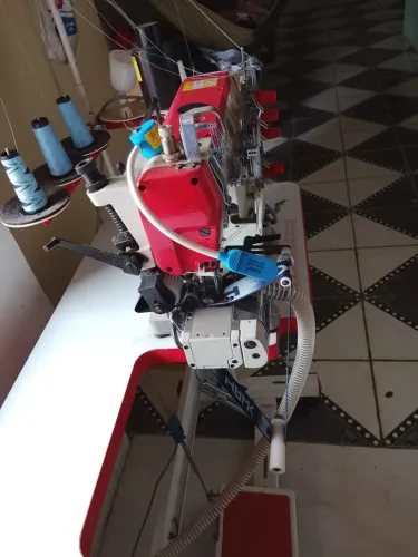 MAQUINA DE COSTURA GALONEIRA CILINDRICA COM REFILADOR E CATRACA PARA ELASTICO