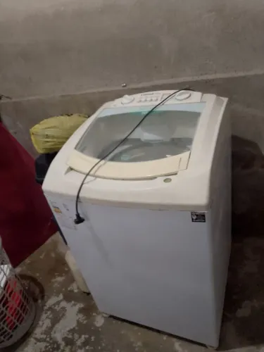 Máquina de lavar roupas com defeito