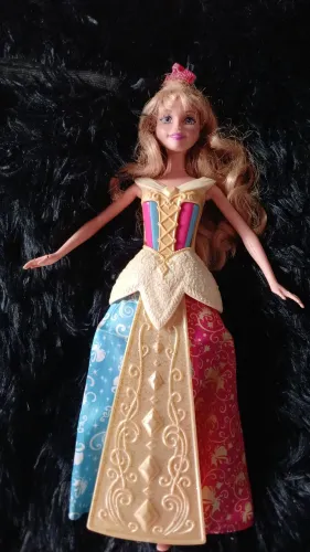 Barbie Mattel vestido muda cor