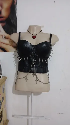 Corset gótico com spikes, caveiras e correntes