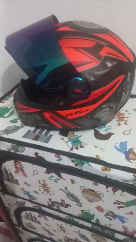 Vendo esse capacete fw3 semi novo com vizeira camaleão acompanha a vizeira original dele