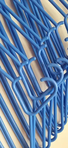 30 cabides marca Lorran na cor azul. 41,5cm de largura
