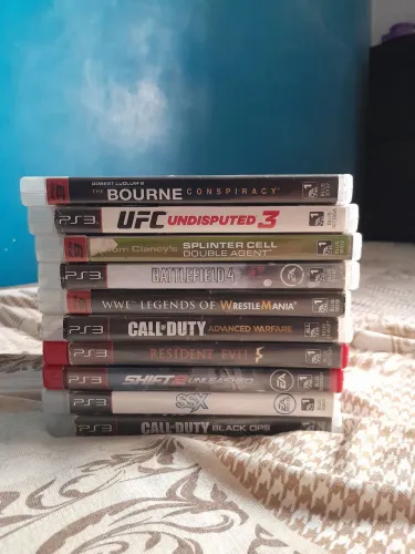 PS3 funcionando normalmente com 9 jogos em mídia física e 3 controles