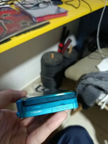 Nintendo 3DS com a tela de baixo quebrada