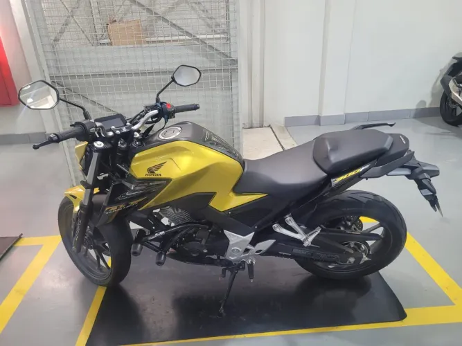 Moto CB twistter 300 ABS