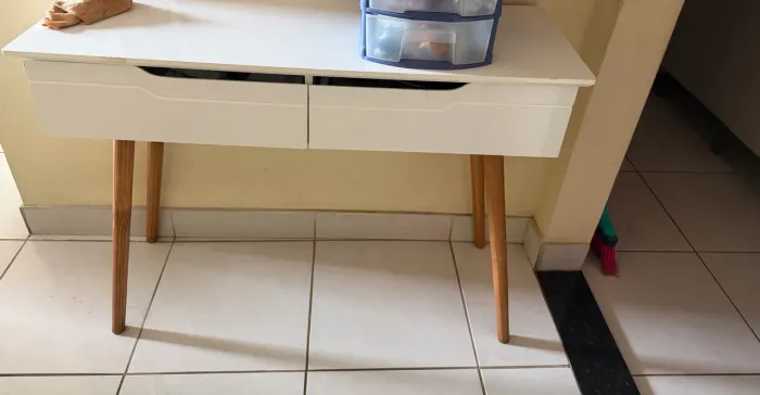 Aparador com duas gavetas e pés palito