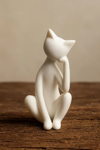 Estatueta de gato pensativo
