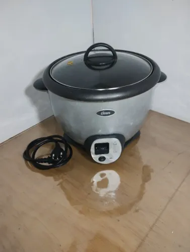 Panela Elétrica Multiuso Oster, 10 Xícaras, 1,8 litros, 220v, Semi Usada