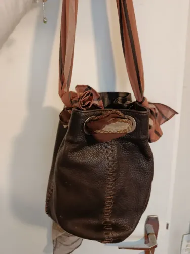 Bolsa de couro com alça de tecido