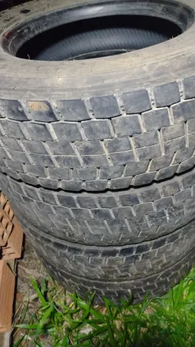 Barbada 5 pneu de caminhão Roda 17.5 tudo  por 1500 reais 