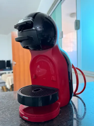 Cafeteira Mini me vermelha/preta 110V