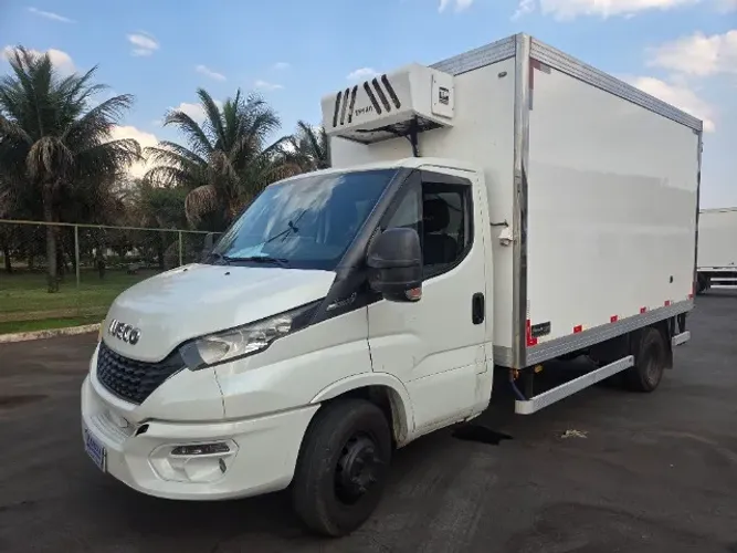Iveco daily 65.170/21/22 baú frigorífico gancheira/25