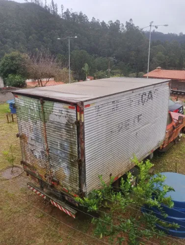Baú para caminhão em bom estado