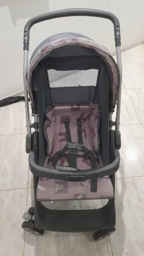 Carrinho de bebê no precinho pra sair logo