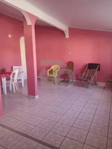 Casa no Bairro Aeroporto com 300m², 3 Quartos, 2 Garagens e Quintal