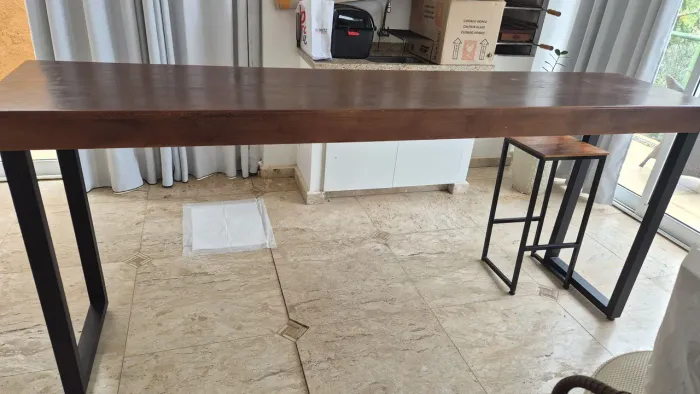Balcão de madeira maciça com estrutura metalon, super conservado