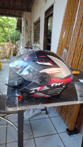 Capacete fw3 aberto com óculos