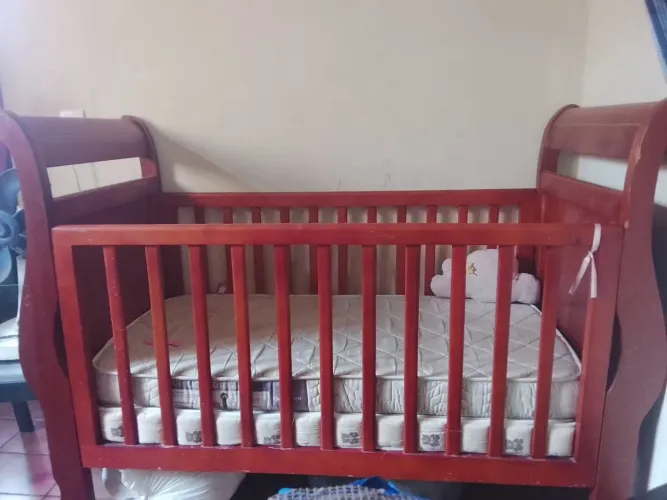 Vendo berço de madeira e rack e sofá 