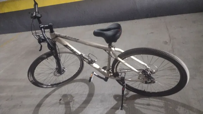 Bicicleta aro 29 com velocímetro digital 