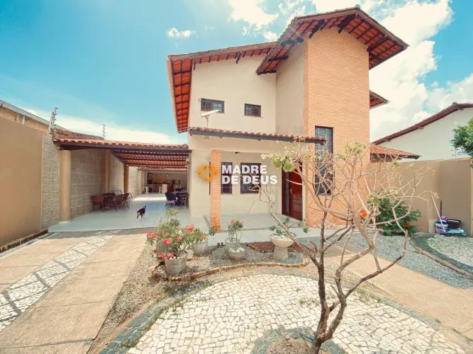 Casa duplex com 5 suítes e energia solar - conforto, espaço e economia em localização estr