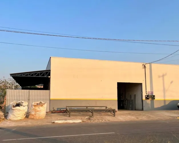 BARRACÃO À VENDA - IDEAL PARA OFICINA OU PEQUENAS INDÚSTRIAS.