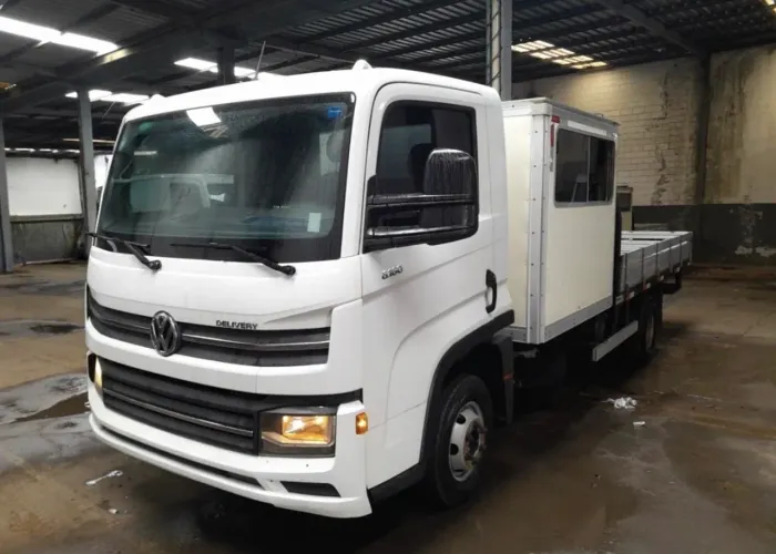 VW 6.160 ano 2023, 4x2, com carroceria e cabine auxiliar, em Goiânia 