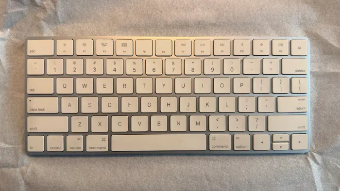 Teclado bluetooth Apple Keyboard Magic QWERTY inglês cor prata e branco