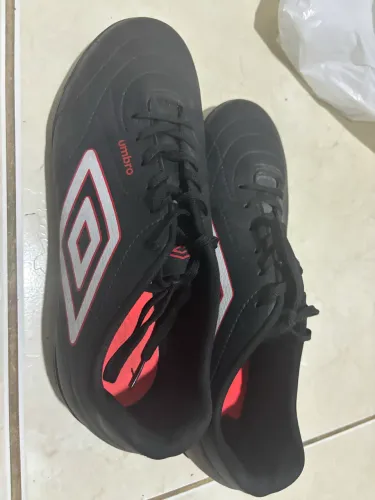 Chuteira Umbro 42