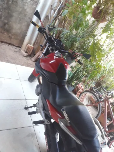 Vende cb 300 otimo estado ipva pago não tem multas pneus novos toda revisada
