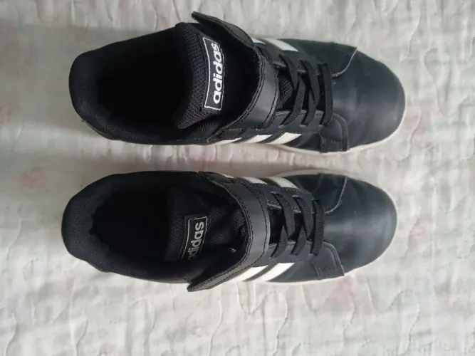 Tênis Adidas original infantil,número 30