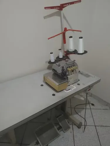 Máquina de costura overclock- 4 fios