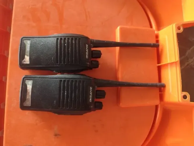Par de Radiotransmissores Walkie-Talkie Baofeng (Modelo BF-777S ou BF-888S)