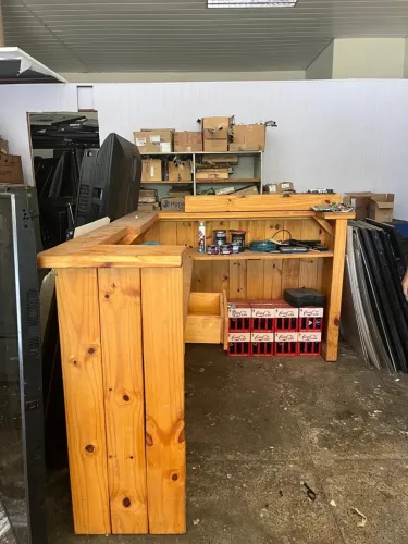 VENDE-SE CONJUNTO DE BALCÃO E BANCO DE MADEIRA!
