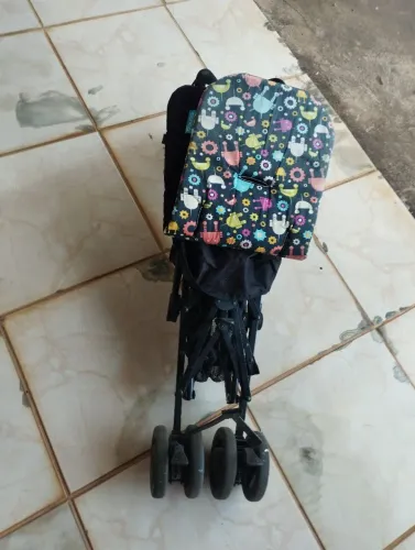 Carrinho de bebê Chicco modelo guarda-chuva