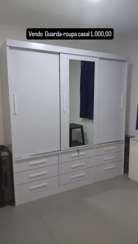 Guarda-roupa casal com espelho